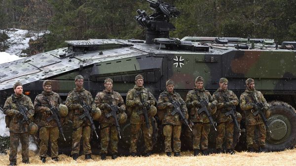 Mountain infantry soldiers stand in front of a troops transporter Boxer after an exercise of the mountain infantry brigade 23 of the German Bundeswehr near the Bavarian village Bad Reichenhall, southern Germany, on March 23, 2016 - Sputnik International