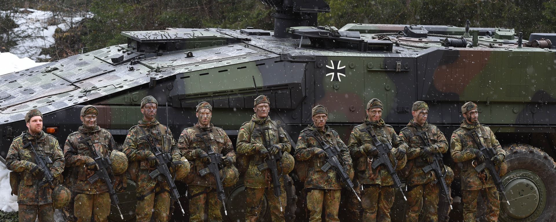 Mountain infantry soldiers stand in front of a troops transporter Boxer after an exercise of the mountain infantry brigade 23 of the German Bundeswehr near the Bavarian village Bad Reichenhall, southern Germany, on March 23, 2016 Mountain infantry soldiers stand in front of a troops transporter Boxer after an exercise of the mountain infantry brigade 23 of the German Bundeswehr near the Bavarian village Bad Reichenhall, southern Germany, on March 23, 2016 - Sputnik International, 1920, 23.01.2024