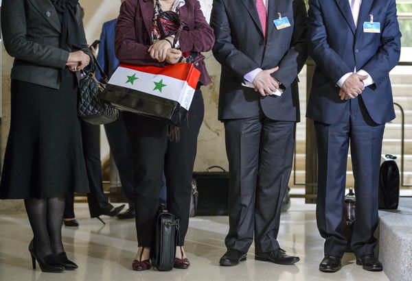 A member of the Syrian government delegation holds a bag picturing the Syrian national flag after a meeting with United Nations Syria envoy on Syrian Peace Talks on April 18, 2016 in Geneva - Sputnik International