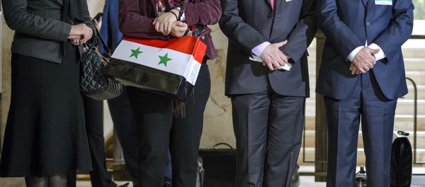 A member of the Syrian government delegation holds a bag picturing the Syrian national flag after a meeting with United Nations Syria envoy on Syrian Peace Talks on April 18, 2016 in Geneva A member of the Syrian government delegation holds a bag picturing the Syrian national flag after a meeting with United Nations Syria envoy on Syrian Peace Talks on April 18, 2016 in Geneva - Sputnik International