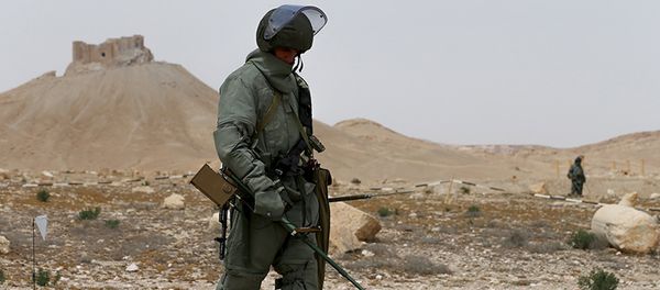 Russian army sappers work at the historic part of Palmyra, Syria, in this photo released by Russian Ministry of Defence on April 9, 2016 - Sputnik International