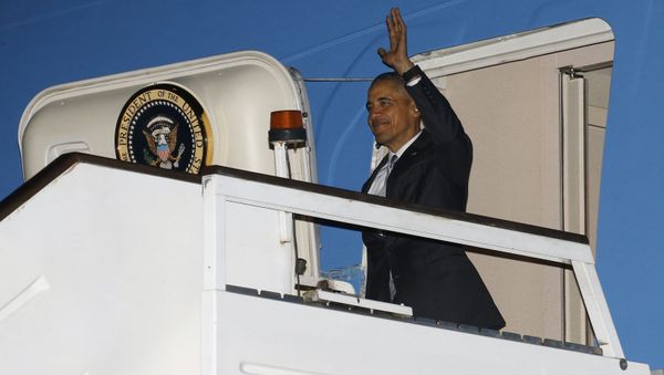 U.S. President Barack Obama walks down the steps of Air Force One as he arrives at Stansted Airport near London, Britain April 21, 2016 U.S. President Barack Obama walks down the steps of Air Force One as he arrives at Stansted Airport near London, Britain April 21, 2016 - Sputnik International