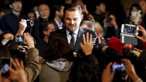 Oscar-winning actor Leonardo DiCaprio (C) signs autographs for fans during the Japan premiere of his movie The Revenant in Tokyo, Japan, March 23, 2016 - Sputnik International