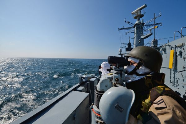 Romanian frigate Regina Maria personnel with the NATO Standing Maritime Group-2 keep watch during a military drill on the Black Sea, 60km from Constanta city March 16, 2015 - Sputnik International