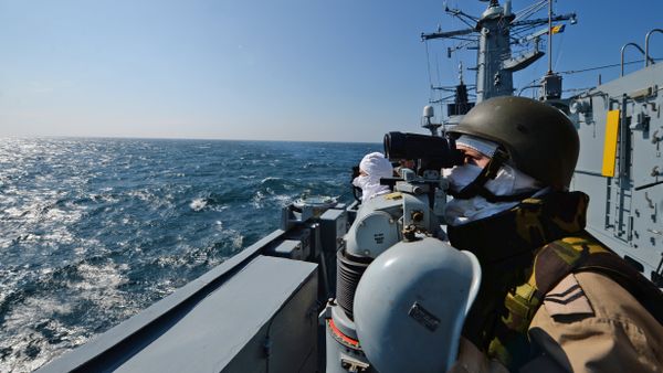 Romanian frigate Regina Maria personnel with the NATO Standing Maritime Group-2 keep watch during a military drill on the Black Sea, 60km from Constanta city March 16, 2015 Romanian frigate Regina Maria personnel with the NATO Standing Maritime Group-2 keep watch during a military drill on the Black Sea, 60km from Constanta city March 16, 2015 - Sputnik International