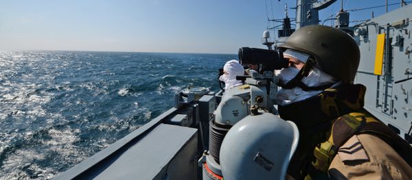 Romanian frigate Regina Maria personnel with the NATO Standing Maritime Group-2 keep watch during a military drill on the Black Sea, 60km from Constanta city March 16, 2015 - Sputnik International