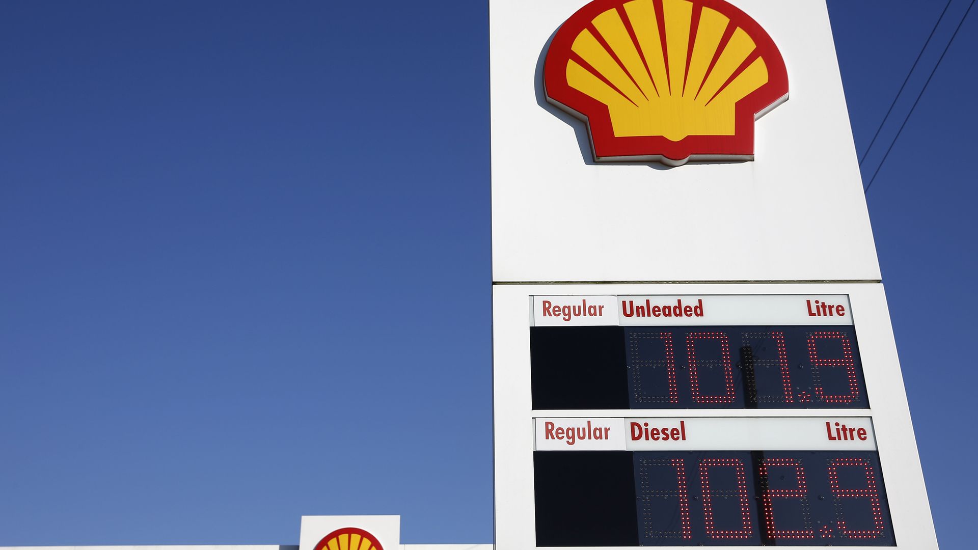 Shell logos are pictured outside a Royal Dutch Shell petrol station in Hook, near Basingstoke on January 20, 2016. Shell logos are pictured outside a Royal Dutch Shell petrol station in Hook, near Basingstoke on January 20, 2016. - Sputnik International, 1920, 12.02.2021
