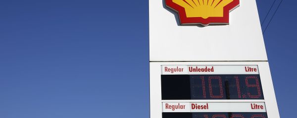 Shell logos are pictured outside a Royal Dutch Shell petrol station in Hook, near Basingstoke on January 20, 2016. Shell logos are pictured outside a Royal Dutch Shell petrol station in Hook, near Basingstoke on January 20, 2016. - Sputnik International