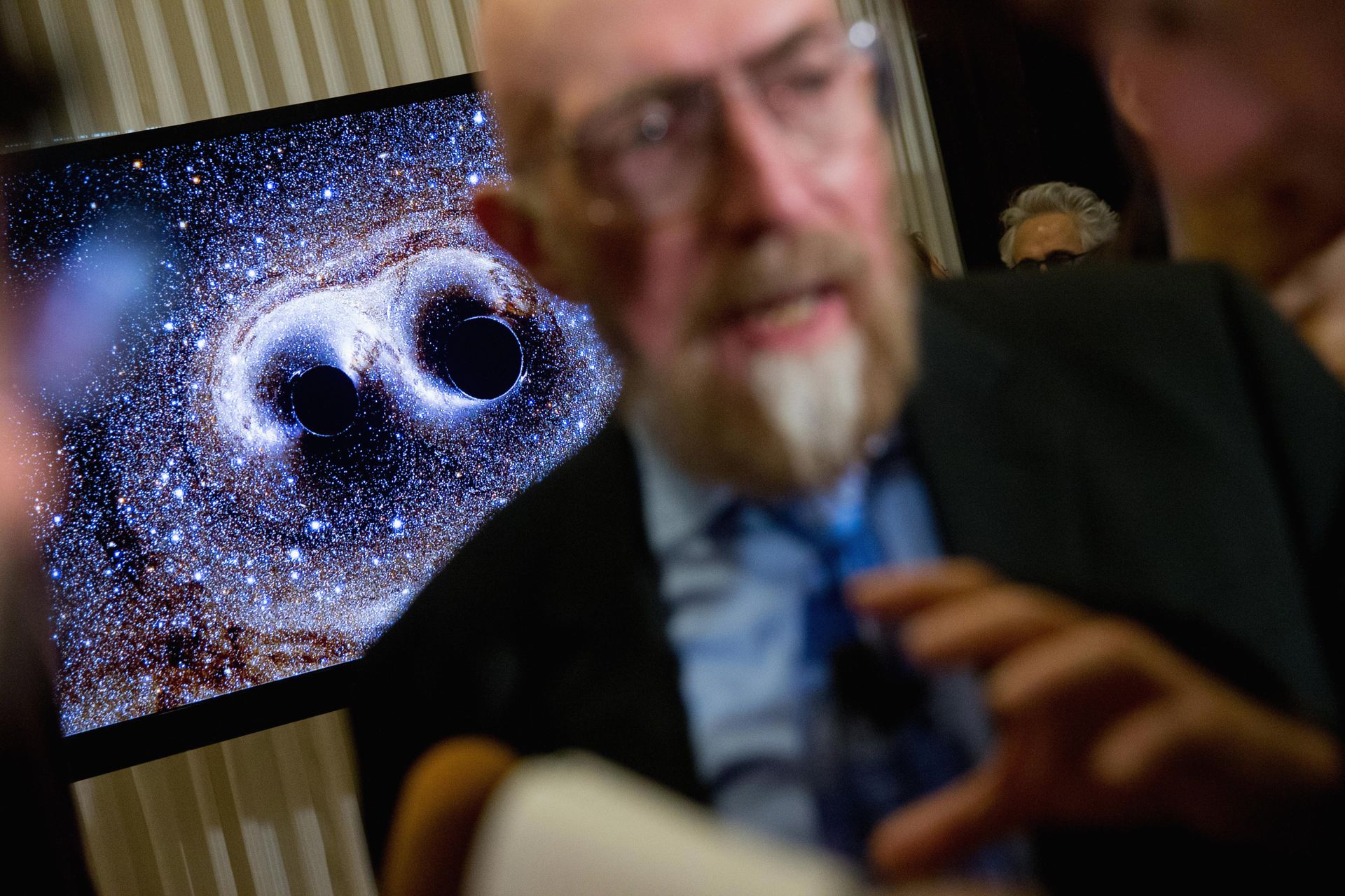 visual of gravitational waves from two converging black holes is depicted on a monitor behind Laser Interferometer Gravitational-Wave Observatory (LIGO) Co-Founder Kip Thorne as he speaks to members of the media following a news conference at the National Press Club in Washington, Thursday, Feb. 11, 2016 visual of gravitational waves from two converging black holes is depicted on a monitor behind Laser Interferometer Gravitational-Wave Observatory (LIGO) Co-Founder Kip Thorne as he speaks to members of the media following a news conference at the National Press Club in Washington, Thursday, Feb. 11, 2016 - Sputnik International, 1920, 09.11.2021