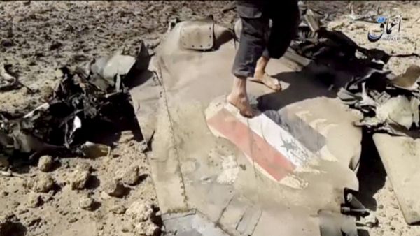 A man walks on the wreckage of a plane that crashed southeast of Damascus, Syria in this still image taken from video said to be shot April 22, 2016 - Sputnik International