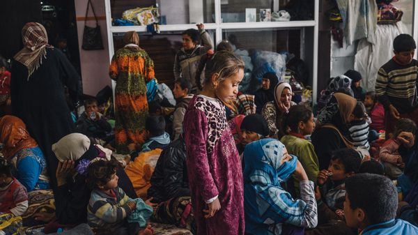 Child stands among women and children in a building housing displaced civilians, in Makhmour, east of Mosul, Iraq (File) - Sputnik International