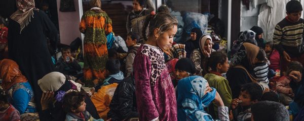 Child stands among women and children in a building housing displaced civilians, in Makhmour, east of Mosul, Iraq (File) - Sputnik International