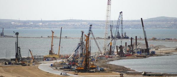 The construction of a bridge across the Kerch Strait to Crimea is seen from the outskirts of the Taman settlement in Krasnodar region, southern Russia, April 4, 2016 - Sputnik International
