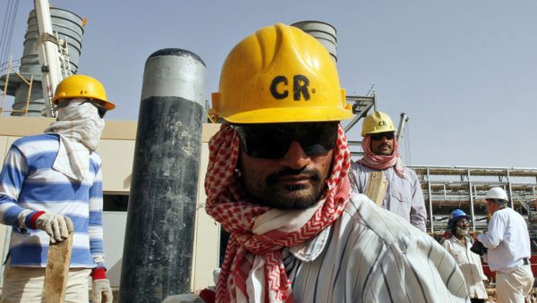 Oil workers are seen at the Khurais oil facility in an area where operations are being expanded, about 60 miles southeast of Riyadh, Saudi Arabia (File) Oil workers are seen at the Khurais oil facility in an area where operations are being expanded, about 60 miles southeast of Riyadh, Saudi Arabia (File) - Sputnik International