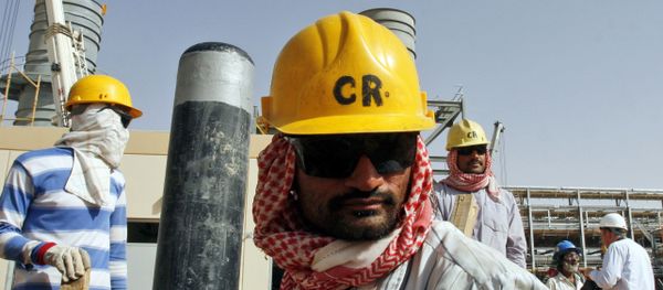 Oil workers are seen at the Khurais oil facility in an area where operations are being expanded, about 60 miles southeast of Riyadh, Saudi Arabia (File) - Sputnik International