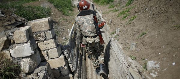 Ethnic Armenian soldiers walk in a trench at their position near Nagorno-Karabakh's town of Martuni, April 8, 2016 - Sputnik International