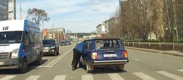 Car ran away from owner Car ran away from owner - Sputnik International