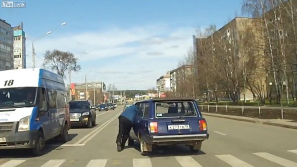 Car ran away from owner - Sputnik International