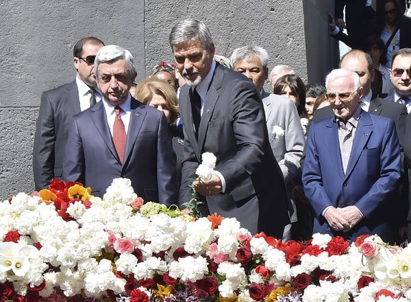 (L-R, front) Armenia's President Serzh Sargsyan, actor George Clooney and singer Charles Aznavour attend a flower-laying ceremony at the Tsitsernakaberd Armenian Genocide Memorial Museum in Yerevan, Armenia, April 24, 2016 (L-R, front) Armenia's President Serzh Sargsyan, actor George Clooney and singer Charles Aznavour attend a flower-laying ceremony at the Tsitsernakaberd Armenian Genocide Memorial Museum in Yerevan, Armenia, April 24, 2016 - Sputnik International
