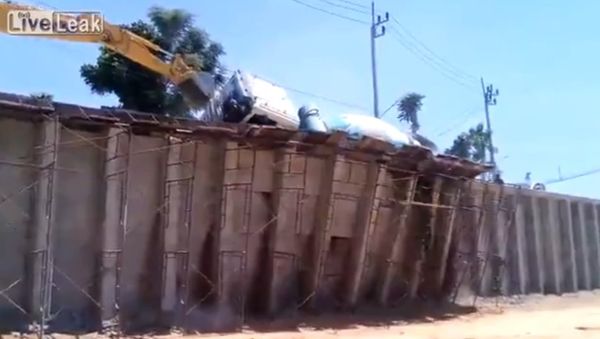 Cement Mixer Falls off Construction Ramp - Sputnik International