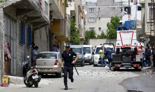 A riot police officer runs away from the site after two rockets hit the Turkish town of Kilis near the Syrian border, Turkey, April 24, 2016 - Sputnik International