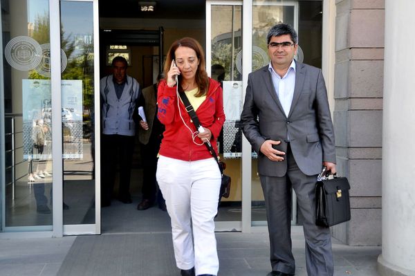 Dutch journalist Ebru Umar (L) and her lawyer leave Kusadasi's police building on April 24, 2016 in Izmir after she was briefly detained earlier in the day by Turkish police after sending tweets deemed critical of President Recep Tayyip Erdogan, according to her Twitter account. - Sputnik International