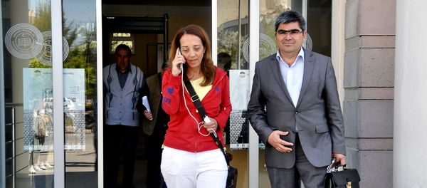 Dutch journalist Ebru Umar (L) and her lawyer leave Kusadasi's police building on April 24, 2016 in Izmir after she was briefly detained earlier in the day by Turkish police after sending tweets deemed critical of President Recep Tayyip Erdogan, according to her Twitter account Dutch journalist Ebru Umar (L) and her lawyer leave Kusadasi's police building on April 24, 2016 in Izmir after she was briefly detained earlier in the day by Turkish police after sending tweets deemed critical of President Recep Tayyip Erdogan, according to her Twitter account - Sputnik International