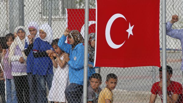 Migrants stand behind a fence at the Nizip refugee camp in Gaziantep province, southeastern Turkey, Saturday, April 23, 2016 - Sputnik International