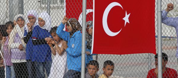 Migrants stand behind a fence at the Nizip refugee camp in Gaziantep province, southeastern Turkey, Saturday, April 23, 2016 Migrants stand behind a fence at the Nizip refugee camp in Gaziantep province, southeastern Turkey, Saturday, April 23, 2016 - Sputnik International