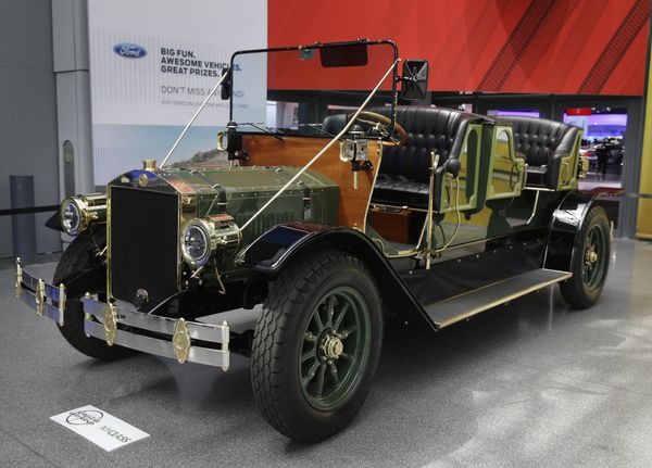 A prototype of an electric carriage is displayed at the New York International Auto Show in New York, Thursday, April 17, 2014. A prototype of the old-timey electric cars that Mayor Bill de Blasio would like to take the place of horse-drawn carriages on New York City streets will be unveiled at the New York Auto Show on Thursday - Sputnik International