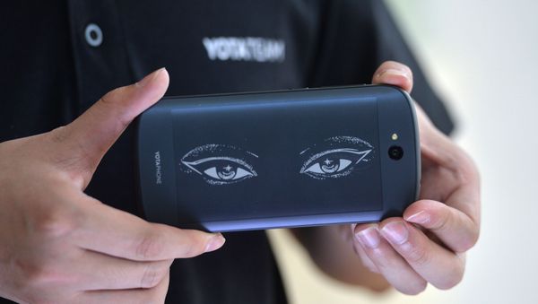 This picture taken on May 20, 2015 shows a staff showcasing the always-on screen of YotaPhone 2 during a press conference in Beijing This picture taken on May 20, 2015 shows a staff showcasing the always-on screen of YotaPhone 2 during a press conference in Beijing - Sputnik International