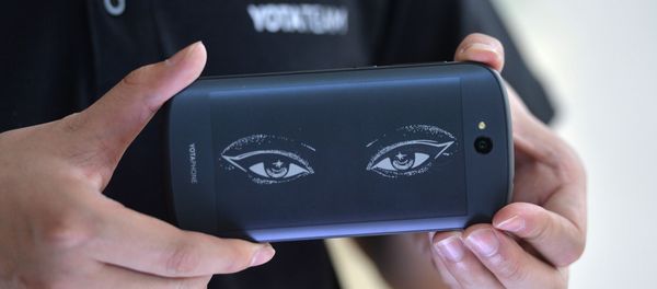 This picture taken on May 20, 2015 shows a staff showcasing the always-on screen of YotaPhone 2 during a press conference in Beijing This picture taken on May 20, 2015 shows a staff showcasing the always-on screen of YotaPhone 2 during a press conference in Beijing - Sputnik International