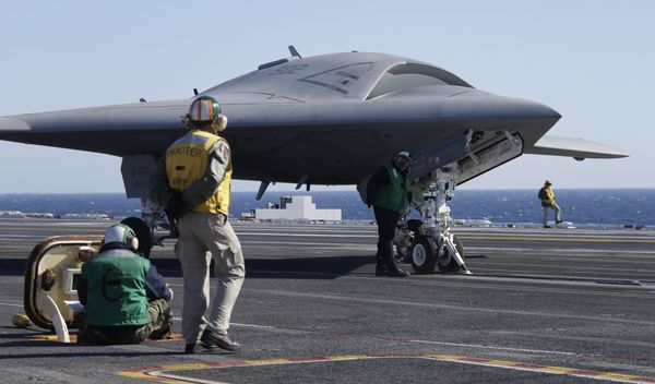 Flight deck crew preparing to launch the X-47B, an experimental unmanned drone aircraft, aboard the USS Theodore Rosevelt, off the coast of Virginia, Sunday, Nov. 10, 2013 Flight deck crew preparing to launch the X-47B, an experimental unmanned drone aircraft, aboard the USS Theodore Rosevelt, off the coast of Virginia, Sunday, Nov. 10, 2013 - Sputnik International
