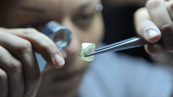 Diamonds appraisal experts work at an ALROSA facility in Mirny, Republic of Sakha (Yakutia) - Sputnik International