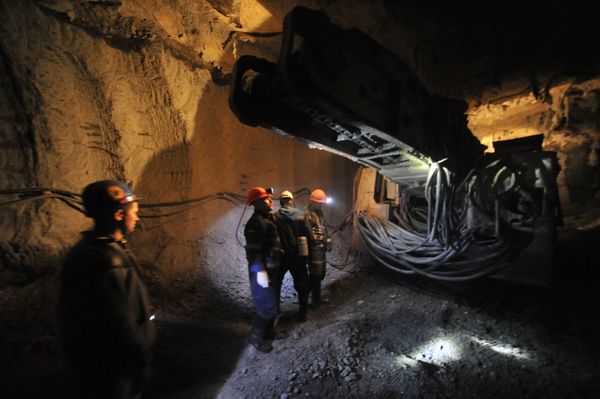 Extracting diamond-bearing kimberlite ore at ALROSA's Internatsionalny diamond field in Mirny, Republic of Sakha (Yakutia) - Sputnik International
