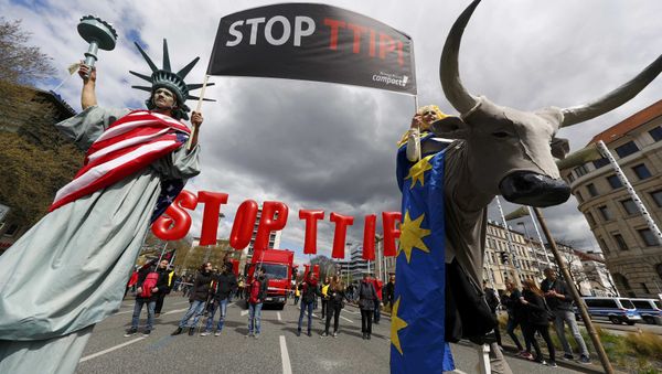 Protesters depicting Statue of Liberty (L) and Europa on the bull take part in a demonstration against Transatlantic Trade and Investment Partnership (TTIP) free trade agreement ahead of US President Barack Obama's visit in Hanover, Germany April 23, 2016 Protesters depicting Statue of Liberty (L) and Europa on the bull take part in a demonstration against Transatlantic Trade and Investment Partnership (TTIP) free trade agreement ahead of US President Barack Obama's visit in Hanover, Germany April 23, 2016 - Sputnik International