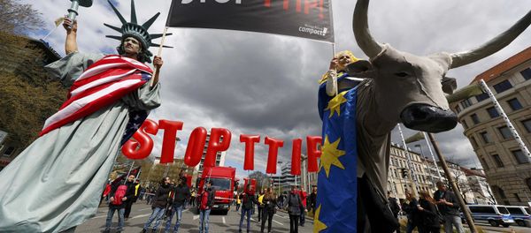 Protesters depicting Statue of Liberty (L) and Europa on the bull take part in a demonstration against Transatlantic Trade and Investment Partnership (TTIP) free trade agreement ahead of US President Barack Obama's visit in Hanover, Germany April 23, 2016 Protesters depicting Statue of Liberty (L) and Europa on the bull take part in a demonstration against Transatlantic Trade and Investment Partnership (TTIP) free trade agreement ahead of US President Barack Obama's visit in Hanover, Germany April 23, 2016 - Sputnik International