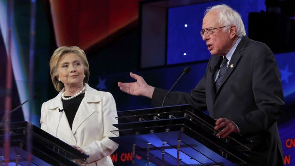 Democratic U.S. presidential candidate Hillary Clinton (L) listens to Senator Bernie Sanders speak during a Democratic debate hosted by CNN and New York One at the Brooklyn Navy Yard in New York April 14, 2016 - Sputnik International