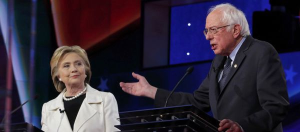 Democratic U.S. presidential candidate Hillary Clinton (L) listens to Senator Bernie Sanders speak during a Democratic debate hosted by CNN and New York One at the Brooklyn Navy Yard in New York April 14, 2016 Democratic U.S. presidential candidate Hillary Clinton (L) listens to Senator Bernie Sanders speak during a Democratic debate hosted by CNN and New York One at the Brooklyn Navy Yard in New York April 14, 2016 - Sputnik International