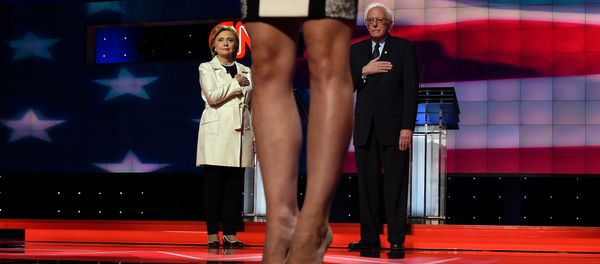 US Democratic presidential candidates Hillary Clinton (L) and Bernie Sanders reacts during the national anthem before the CNN Democratic Presidential Debate at the Brooklyn Navy Yard on April 14, 2016, in New York US Democratic presidential candidates Hillary Clinton (L) and Bernie Sanders reacts during the national anthem before the CNN Democratic Presidential Debate at the Brooklyn Navy Yard on April 14, 2016, in New York - Sputnik International