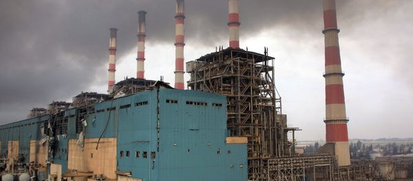 A general view shows smoke billowing from Aleppo's thermal power plant after re-taking Syrian government forces re-took the area on the eastern outskirts of Syria's northern embattled city of Aleppo from Islamic State (IS) group fighters (File) - Sputnik International