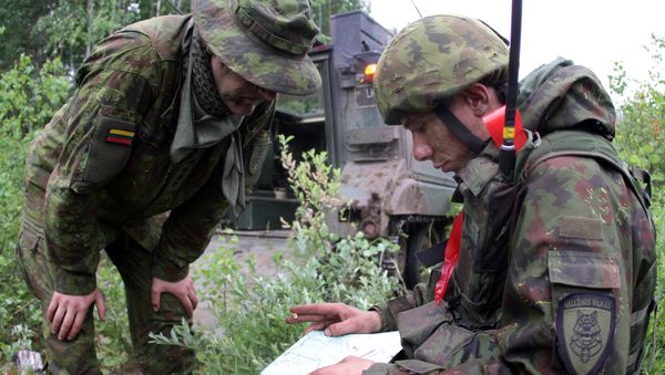Lithuanian soldiers take part in a field training exercise during the first phase Saber Strike 2014, at the Rukla military base, Lithuania, on June 14, 2014 - Sputnik International
