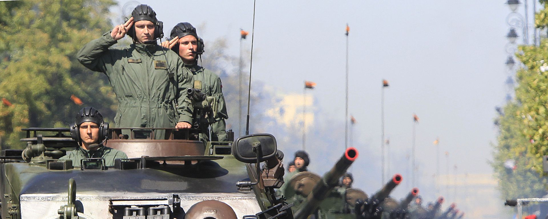 Polish Army soldiers salute as tanks roll on one of the city's main streets during a military parade celebrating the Polish Army Day in Warsaw, Poland, August 15, 2015. - Sputnik International, 1920, 21.07.2023