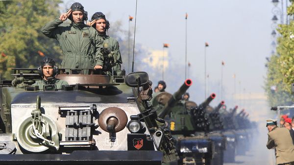 Polish army soldiers salute as tanks roll on one of the city's main streets during a military parade celebrating the Polish Army Day in Warsaw, Poland, August 15, 2015. - Sputnik International