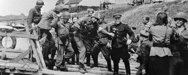 Soviet and American soldiers meet on Elbe Soviet and American soldiers meet on Elbe - Sputnik International