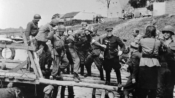 Soviet and American soldiers meet on Elbe - Sputnik International