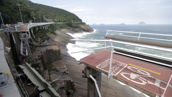 The collapsed area of the new cycle lane is pictured in Rio de Janeiro, Brazil, April 21, 2016. The collapsed area of the new cycle lane is pictured in Rio de Janeiro, Brazil, April 21, 2016. - Sputnik International