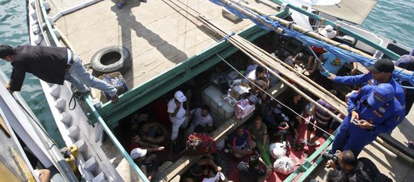 In this May 12, 2013 file photo, Iranian asylum seekers who were caught in Indonesian waters while sailing to Australia sit on a boat at Benoa port in Bali, Indonesia. Papua New Guinea's Supreme Court on Tuesday, April 26, 2016 ruled that Australia's detention of asylum seekers at a facility on the country's Manus Island is unconstitutional. - Sputnik International