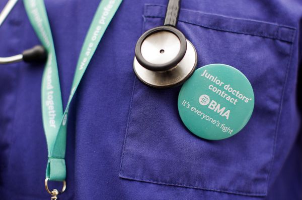 Junior doctors protest outside St Thomas' Hospital in central London on April 6, 2016, against proposed new conditions and pay rates for working unsociable hours. Junior doctors protest outside St Thomas' Hospital in central London on April 6, 2016, against proposed new conditions and pay rates for working unsociable hours. - Sputnik International