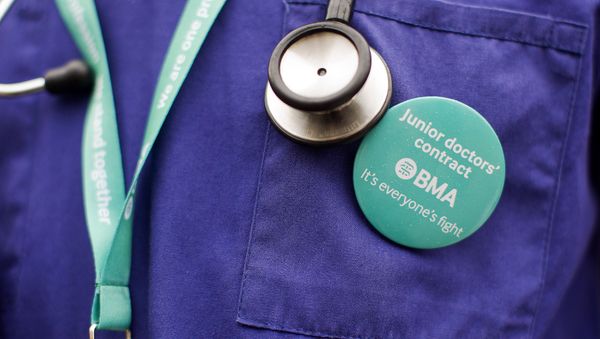 Junior doctors protest outside St Thomas' Hospital in central London on April 6, 2016, against proposed new conditions and pay rates for working unsociable hours. Junior doctors protest outside St Thomas' Hospital in central London on April 6, 2016, against proposed new conditions and pay rates for working unsociable hours. - Sputnik International